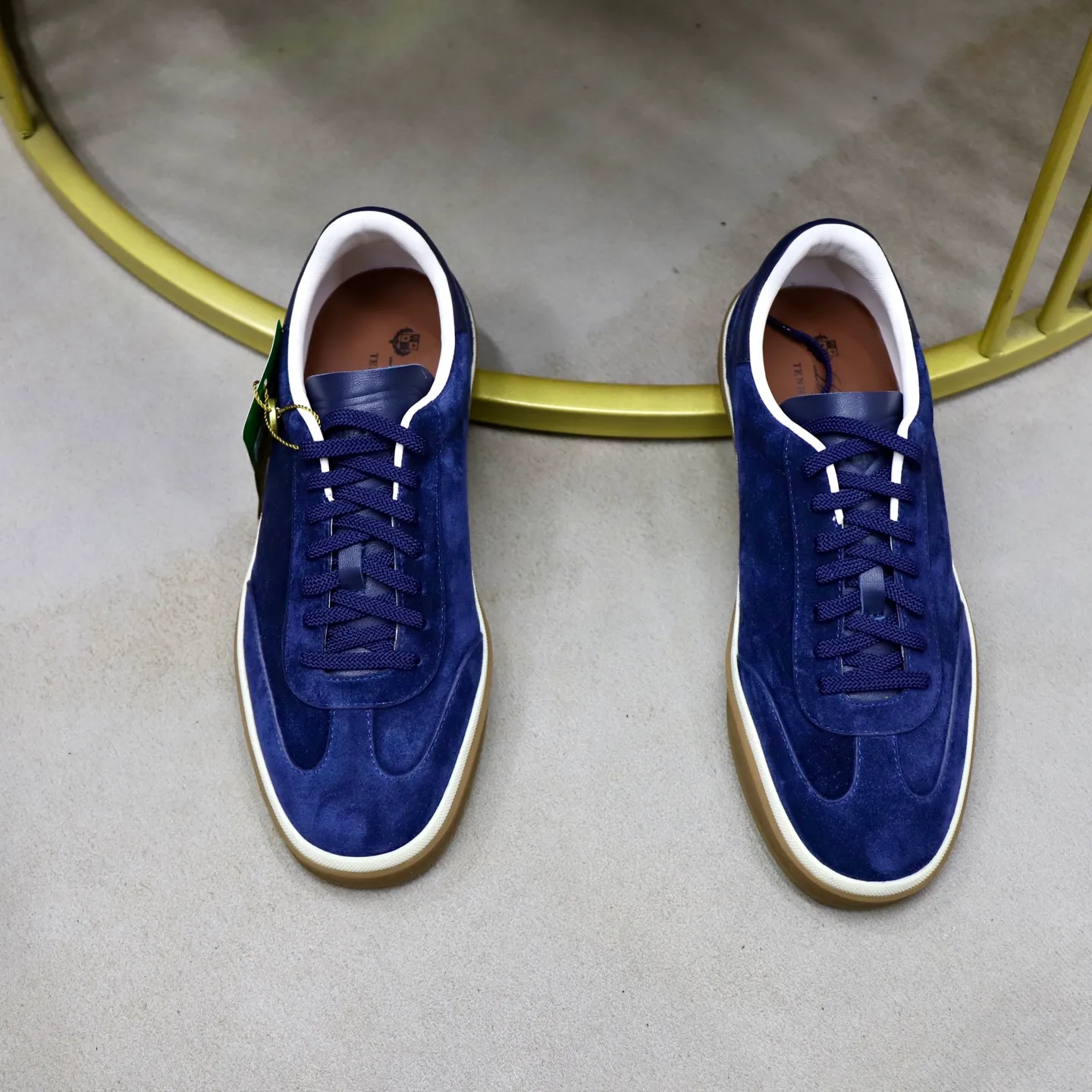 Ex-factory price: 560💰Loro Riana men’s moral training sneakers! Made from high-quality materials and designed in a low-cut silhouette, it offers an elegant and stylish look that's suitable for year-round wear. The unique double-layer sole aesthetic design, caramel cup-shaped outsole is decorated with off-white rubber trim, creating an attractive color combination. Pair with tailored pieces or jeans for a sophisticated yet casual look. The heel is decorated with soft cow leather tongue with Kummel color inserts and cotton laces with embossed LP logo. Upper: cow split suede. Lining: original thickened soft sheepskin. Size: 38-39-40-41-42-43-44 (customized in 45.46)
